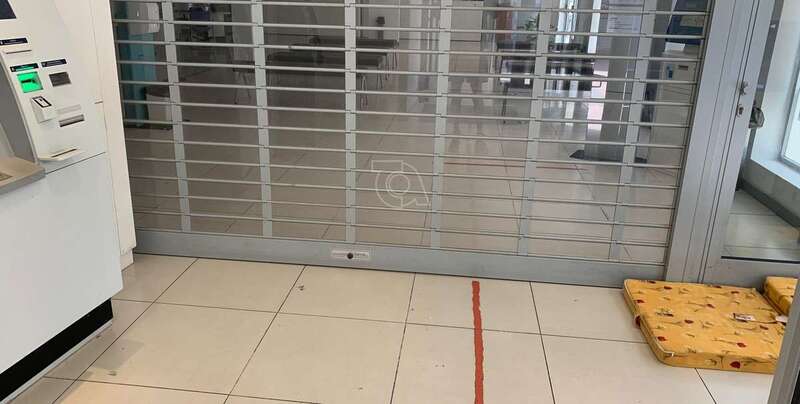 Colchón en el espacio reservado para el cajero automático/TA.